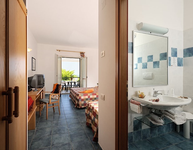 Hotel I Melograni - Room and Bathroom