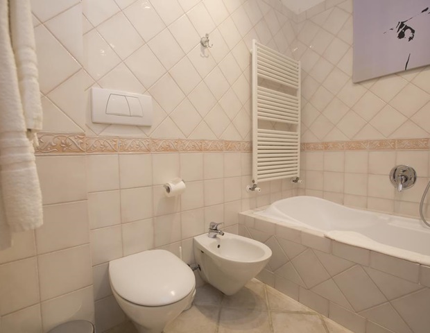 Hotel Cristina - Bathroom