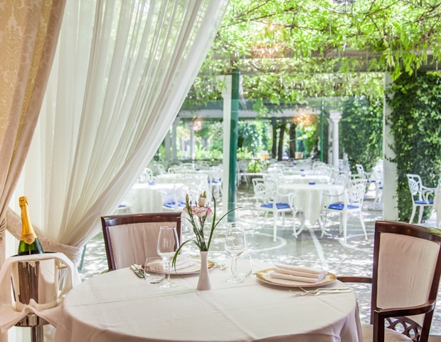 Hotel Aurelia - Restaurant Table And Exterior Terrace View