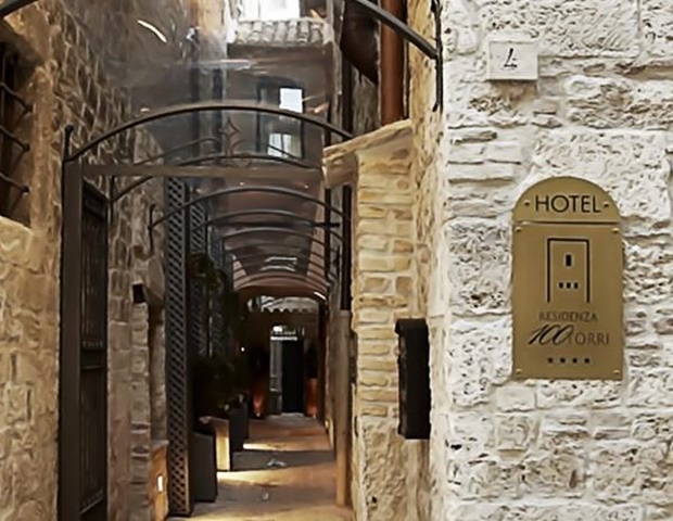 Hotel 100 Torri - Sign