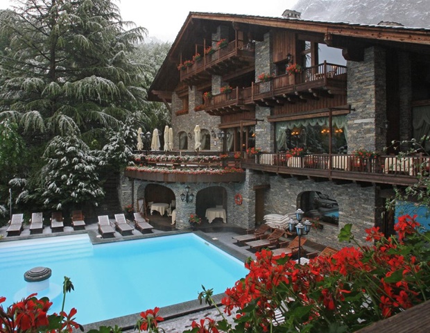Le Mont Blanc Hotel - Swimming Pool And Exterior View