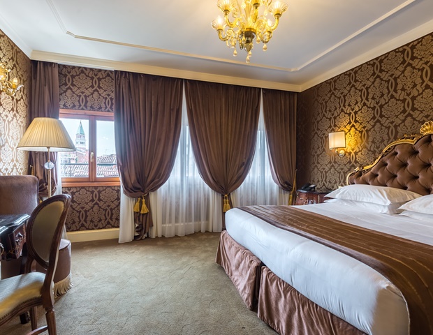 Hotel Ai Cavalieri - Room With Brown Walls