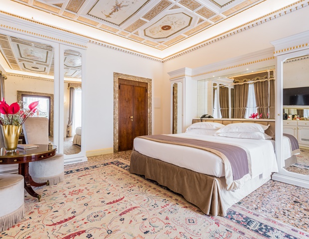 Hotel Ai Cavalieri - Room With Table