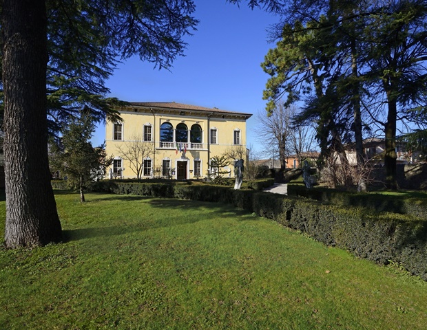 Villa Quaranta Tommasi Wine Hotel & Spa - Exterior And Garden View