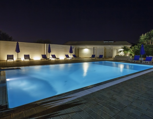 Sikelika Residence - Pool at night