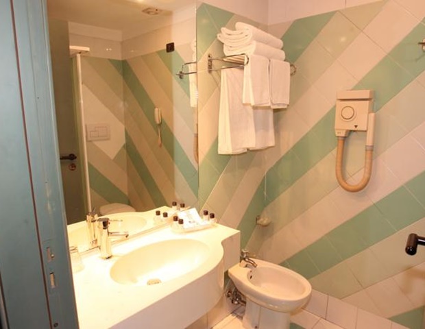 Hotel Quadrifoglio - bathroom