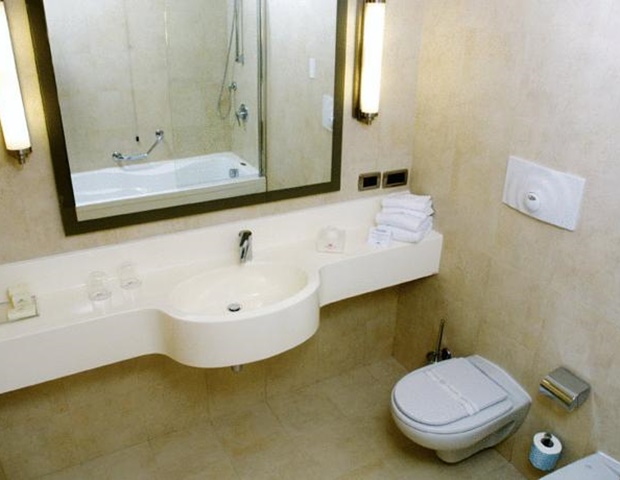 Hotel Plaza - Bathroom