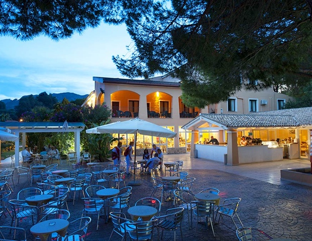 Hotel Rocca Dorada - Terrace Night